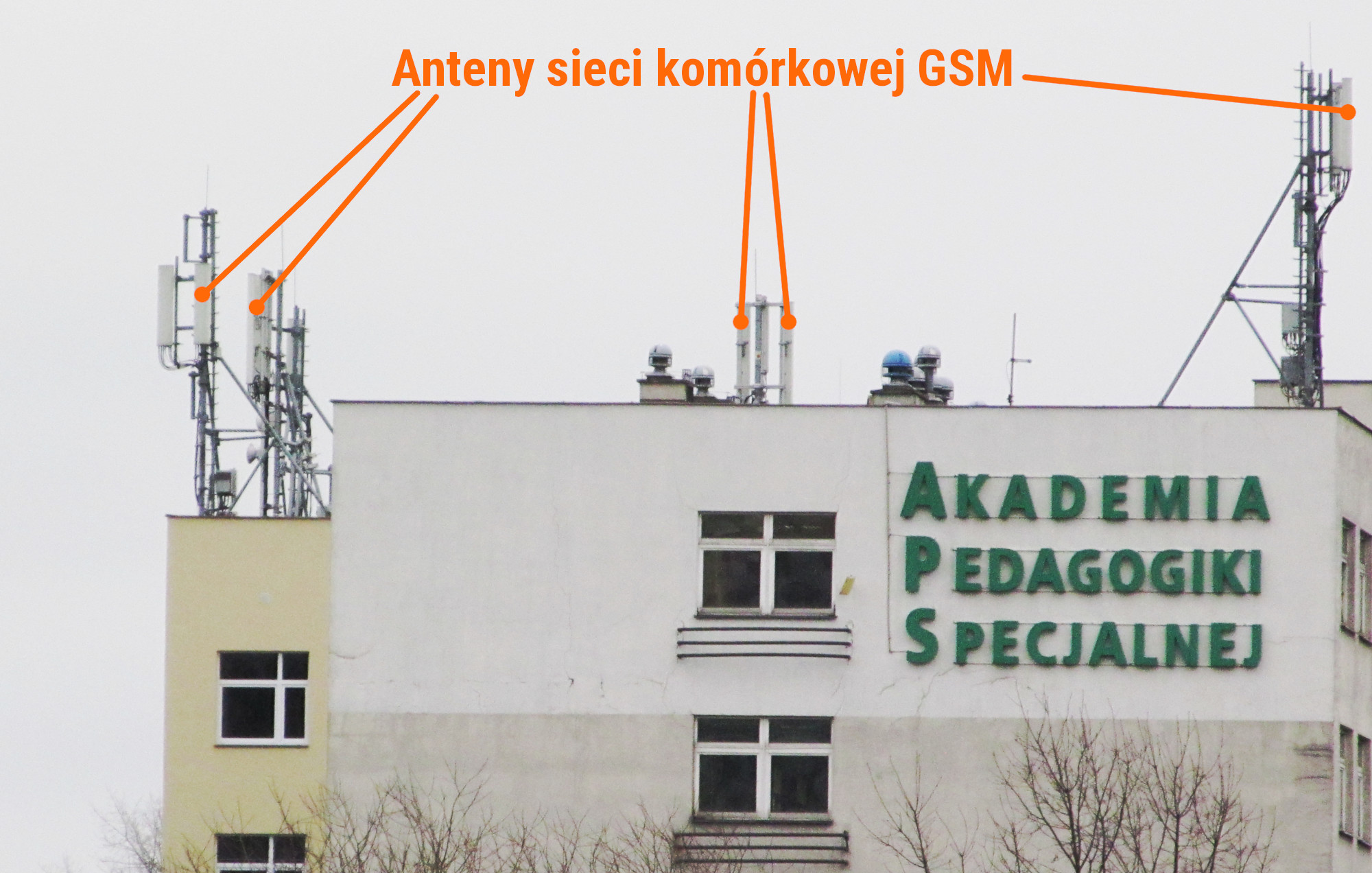 Anteny sieci GSM na dachu budynku
