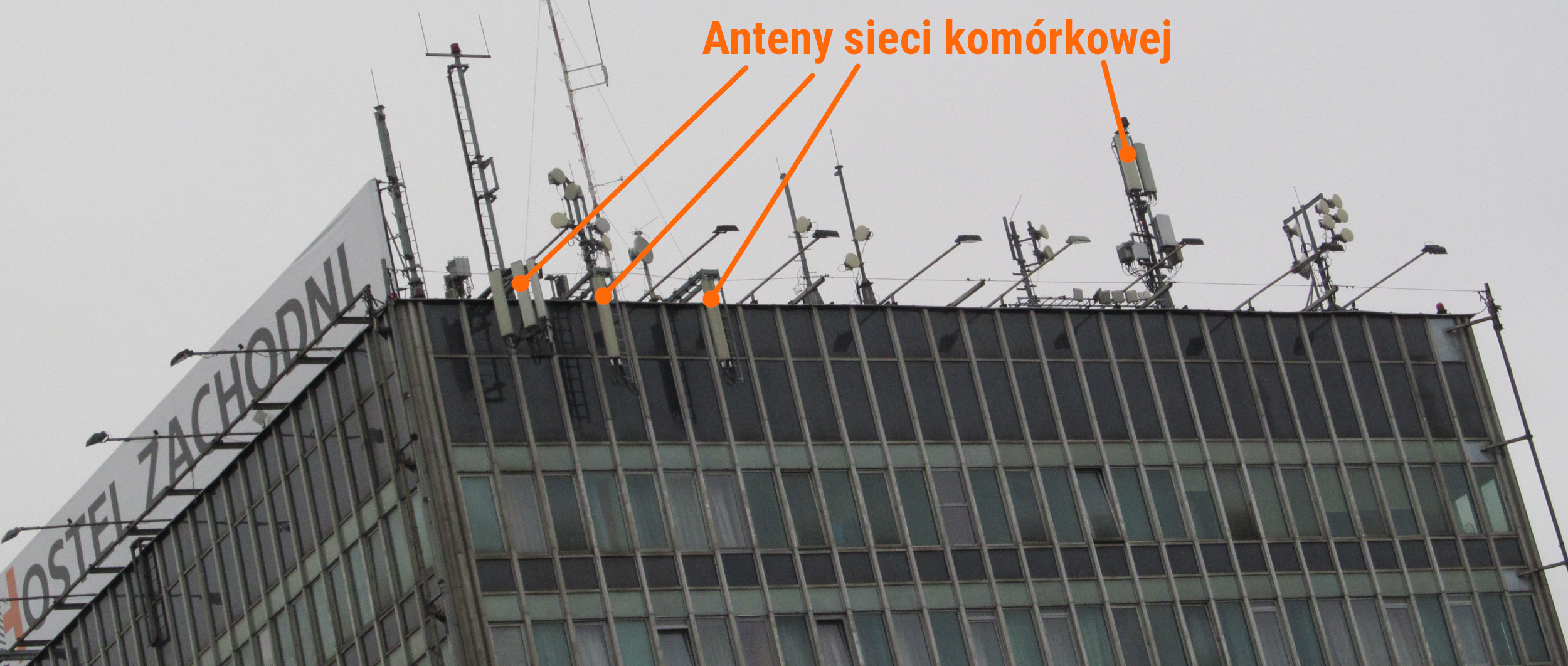 Anteny sieci GSM na dachu dworca autobusowego "Warszawa Zachodnia"